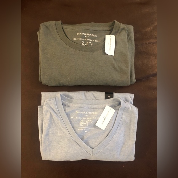 NWT Men’s Banana Republic green crew neck and blue v-neck T-shirt bundle! - Picture 1 of 5
